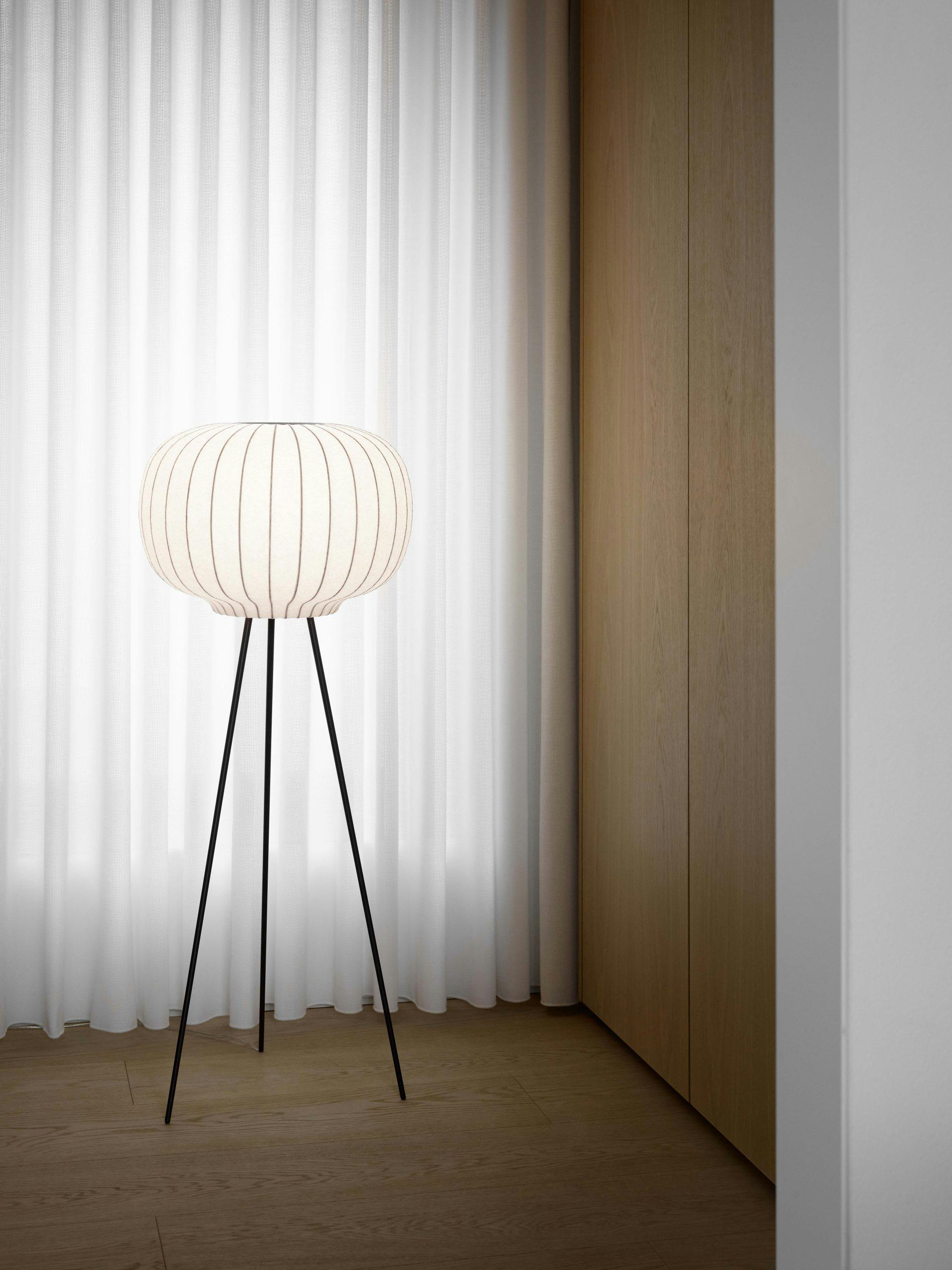 vipp 581 paper floor lamp dark oak lifestyle 01 high bzLnu Wyne Gb gulvlampe med ben